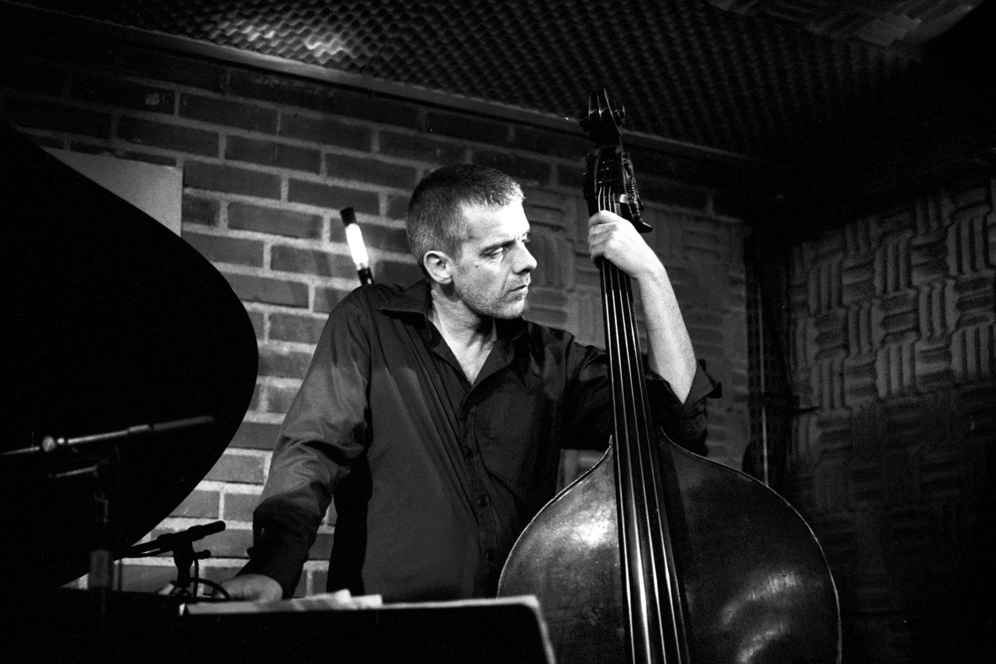 Daniel Yvinec playing double bass, photograph by Hélène Collon