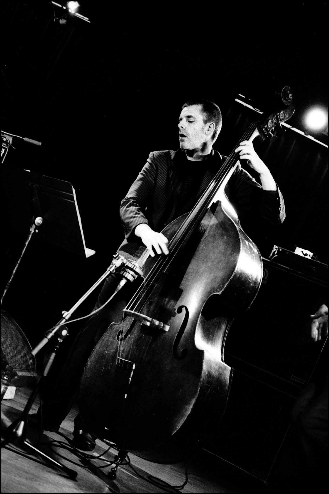 Daniel Yvinec playing double bass on stage, photograph by Hélène Collon